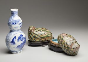 Arte Cinese : Coppia di scatole in porcellana e vaso Cina, XIX-XX secolo  - Asta Asta 373 | ARTE ORIENTALE E ISLAMICA - ARTE ORIENALE E WUNDERKAMMER Online - Associazione Nazionale - Case d'Asta italiane