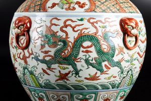 Arte Cinese : Grande giara wucai in ceramica Cina, XX secolo  - Asta Asta 373 | ARTE ORIENTALE E ISLAMICA - ARTE ORIENALE E WUNDERKAMMER Online - Associazione Nazionale - Case d'Asta italiane