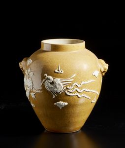 Arte Cinese : Vaso con decoro a rilievo  Cina, dinastia Qing, XIX secolo  - Asta Asta 373 | ARTE ORIENTALE E ISLAMICA - ARTE ORIENALE E WUNDERKAMMER Online - Associazione Nazionale - Case d'Asta italiane