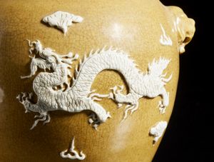 Arte Cinese : Vaso con decoro a rilievo  Cina, dinastia Qing, XIX secolo  - Asta Asta 373 | ARTE ORIENTALE E ISLAMICA - ARTE ORIENALE E WUNDERKAMMER Online - Associazione Nazionale - Case d'Asta italiane