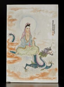 Arte Cinese - Placca in porcellana ''Guanyin su dragone''  Cina, periodo Repubblica