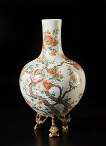 Arte Cinese - Vaso tianchuping decorato con pesche  Cina, inizio XX secolo