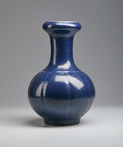 Arte Cinese : Grande vaso monocromo blu a testa d'aglio  Cina, dinastia Qing, XIX secolo  - Asta Asta 373 | ARTE ORIENTALE E ISLAMICA - ARTE ORIENALE E WUNDERKAMMER Online - Associazione Nazionale - Case d'Asta italiane