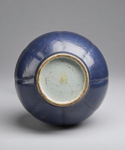 Arte Cinese : Grande vaso monocromo blu a testa d'aglio  Cina, dinastia Qing, XIX secolo  - Asta Asta 373 | ARTE ORIENTALE E ISLAMICA - ARTE ORIENALE E WUNDERKAMMER Online - Associazione Nazionale - Case d'Asta italiane