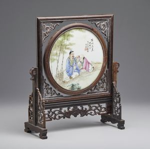 Arte Cinese - Schermo da tavolo in porcellana famiglia rosa  Cina, XX secolo