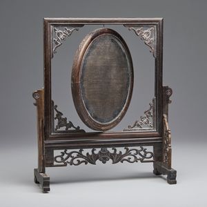 Arte Cinese : Schermo da tavolo in porcellana famiglia rosa  Cina, XX secolo  - Asta Asta 373 | ARTE ORIENTALE E ISLAMICA - ARTE ORIENALE E WUNDERKAMMER Online - Associazione Nazionale - Case d'Asta italiane