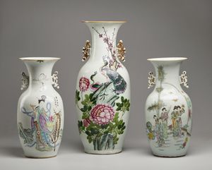 Arte Cinese - Lotto composto da tre vasi in porcellana con manici lavorati a traforo  Cina, inizio XX secolo