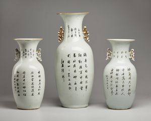 Arte Cinese : Lotto composto da tre vasi in porcellana con manici lavorati a traforo  Cina, inizio XX secolo  - Asta Asta 373 | ARTE ORIENTALE E ISLAMICA - ARTE ORIENALE E WUNDERKAMMER Online - Associazione Nazionale - Case d'Asta italiane