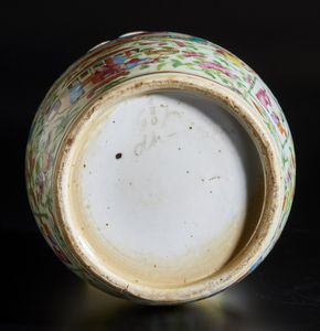 Arte Cinese : Coppia di vasi Canton in porcellana  Cina, dinastia Qing, XIX secolo  - Asta Asta 373 | ARTE ORIENTALE E ISLAMICA - ARTE ORIENALE E WUNDERKAMMER Online - Associazione Nazionale - Case d'Asta italiane