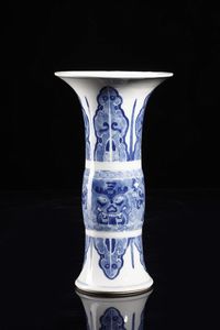 Arte Cinese : Vaso a tromba zun in porcellana bianca e blu  Cina, dinastia Qing, XVIII secolo  - Asta Asta 373 | ARTE ORIENTALE E ISLAMICA - ARTE ORIENALE E WUNDERKAMMER Online - Associazione Nazionale - Case d'Asta italiane