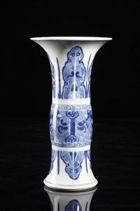 Arte Cinese : Vaso a tromba zun in porcellana bianca e blu  Cina, dinastia Qing, XVIII secolo  - Asta Asta 373 | ARTE ORIENTALE E ISLAMICA - ARTE ORIENALE E WUNDERKAMMER Online - Associazione Nazionale - Case d'Asta italiane