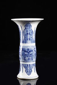 Arte Cinese : Vaso a tromba zun in porcellana bianca e blu  Cina, dinastia Qing, XVIII secolo  - Asta Asta 373 | ARTE ORIENTALE E ISLAMICA - ARTE ORIENALE E WUNDERKAMMER Online - Associazione Nazionale - Case d'Asta italiane