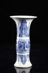 Arte Cinese : Vaso a tromba zun in porcellana bianca e blu  Cina, dinastia Qing, XVIII secolo  - Asta Asta 373 | ARTE ORIENTALE E ISLAMICA - ARTE ORIENALE E WUNDERKAMMER Online - Associazione Nazionale - Case d'Asta italiane