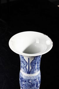 Arte Cinese : Vaso a tromba zun in porcellana bianca e blu  Cina, dinastia Qing, XVIII secolo  - Asta Asta 373 | ARTE ORIENTALE E ISLAMICA - ARTE ORIENALE E WUNDERKAMMER Online - Associazione Nazionale - Case d'Asta italiane