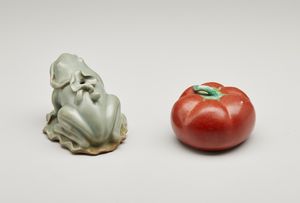 Arte Cinese : Due manufatti in porcellana Cina, dinastia Qing, XIX secolo  - Asta Asta 373 | ARTE ORIENTALE E ISLAMICA - ARTE ORIENALE E WUNDERKAMMER Online - Associazione Nazionale - Case d'Asta italiane