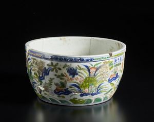 Arte Cinese : Vaso ''duck pond'' wucai Cina, dinastia Ming, periodo Wanli  - Asta Asta 373 | ARTE ORIENTALE E ISLAMICA - ARTE ORIENALE E WUNDERKAMMER Online - Associazione Nazionale - Case d'Asta italiane