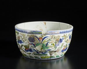 Arte Cinese : Vaso ''duck pond'' wucai Cina, dinastia Ming, periodo Wanli  - Asta Asta 373 | ARTE ORIENTALE E ISLAMICA - ARTE ORIENALE E WUNDERKAMMER Online - Associazione Nazionale - Case d'Asta italiane
