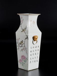 Arte Cinese - Grande vaso sfaccettato decorato con figure ed iscrizioni  Cina, inizio XX secolo