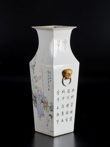 Arte Cinese : Grande vaso sfaccettato decorato con figure ed iscrizioni  Cina, inizio XX secolo  - Asta Asta 373 | ARTE ORIENTALE E ISLAMICA - ARTE ORIENALE E WUNDERKAMMER Online - Associazione Nazionale - Case d'Asta italiane
