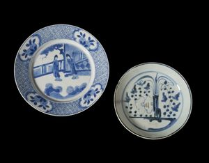 Arte Cinese - Due piatti in porcellana bianco e blu  Cina, XVII secolo