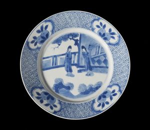 Arte Cinese : Due piatti in porcellana bianco e blu  Cina, XVII secolo  - Asta Asta 373 | ARTE ORIENTALE E ISLAMICA - ARTE ORIENALE E WUNDERKAMMER Online - Associazione Nazionale - Case d'Asta italiane