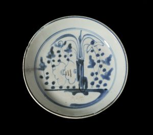 Arte Cinese : Due piatti in porcellana bianco e blu  Cina, XVII secolo  - Asta Asta 373 | ARTE ORIENTALE E ISLAMICA - ARTE ORIENALE E WUNDERKAMMER Online - Associazione Nazionale - Case d'Asta italiane