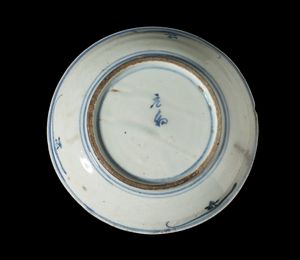 Arte Cinese : Due piatti in porcellana bianco e blu  Cina, XVII secolo  - Asta Asta 373 | ARTE ORIENTALE E ISLAMICA - ARTE ORIENALE E WUNDERKAMMER Online - Associazione Nazionale - Case d'Asta italiane