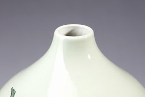 Arte Cinese : Vaso celadon con pappagallo Cina, sec. XX  - Asta Asta 373 | ARTE ORIENTALE E ISLAMICA - ARTE ORIENALE E WUNDERKAMMER Online - Associazione Nazionale - Case d'Asta italiane