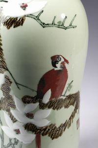 Arte Cinese : Vaso celadon con pappagallo Cina, sec. XX  - Asta Asta 373 | ARTE ORIENTALE E ISLAMICA - ARTE ORIENALE E WUNDERKAMMER Online - Associazione Nazionale - Case d'Asta italiane