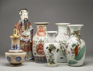 Arte Cinese - Lotto composto da cinque grandi vasi e una grande figura taoista in porcellana  Cina, XIX - XX secolo