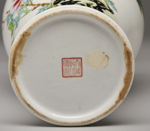 Arte Cinese : Lotto composto da cinque grandi vasi e una grande figura taoista in porcellana  Cina, XIX - XX secolo  - Asta Asta 373 | ARTE ORIENTALE E ISLAMICA - ARTE ORIENALE E WUNDERKAMMER Online - Associazione Nazionale - Case d'Asta italiane