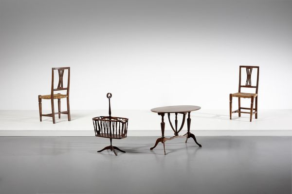 MANIFATTURA ITALIANA : Lotto composto da coppia di sedie, tavolino e portariviste  - Asta Asta 374 | DESIGN E ARTI DECORATIVE DEL NOVECENTO Virtuale - Associazione Nazionale - Case d'Asta italiane