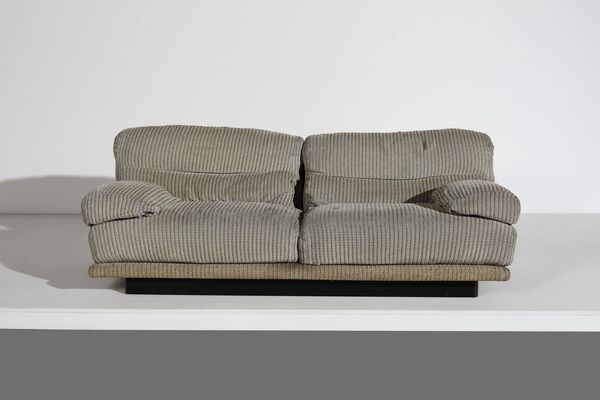 SAPORITI SERGIO (1928 - 2014) : Divano per Saporiti, Italia  - Asta Asta 374 | DESIGN E ARTI DECORATIVE DEL NOVECENTO Virtuale - Associazione Nazionale - Case d'Asta italiane