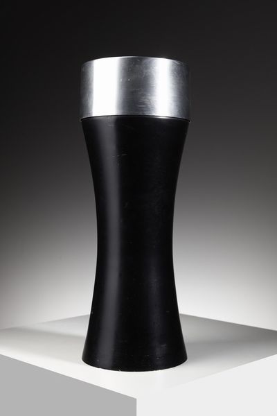 GISMONDI SCHWEINBERGER EMMA : Posacenere da terra per Artemide  - Asta Asta 374 | DESIGN E ARTI DECORATIVE DEL NOVECENTO Virtuale - Associazione Nazionale - Case d'Asta italiane