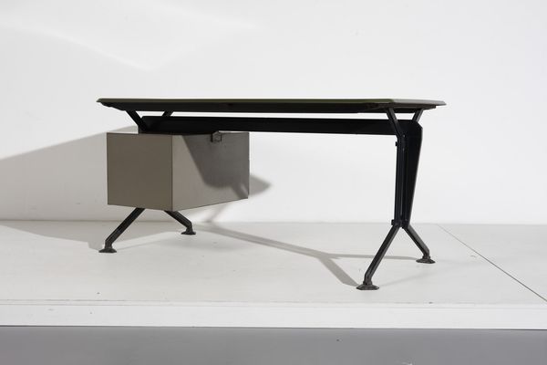 GRUPPO BBPR (n. 1932) : Scrivania serie Arco per Olivetti Synthesis  - Asta Asta 374 | DESIGN E ARTI DECORATIVE DEL NOVECENTO Virtuale - Associazione Nazionale - Case d'Asta italiane