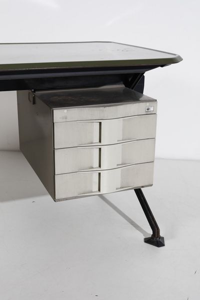 GRUPPO BBPR (n. 1932) : Scrivania serie Arco per Olivetti Synthesis  - Asta Asta 374 | DESIGN E ARTI DECORATIVE DEL NOVECENTO Virtuale - Associazione Nazionale - Case d'Asta italiane