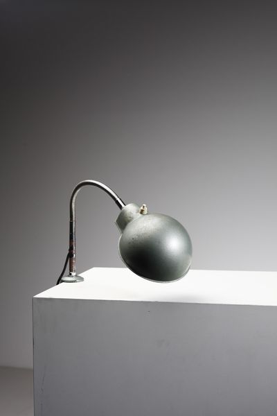 MANIFATTURA ITALIANA : Lampada da tavolo con morsetto  - Asta Asta 374 | DESIGN E ARTI DECORATIVE DEL NOVECENTO Virtuale - Associazione Nazionale - Case d'Asta italiane