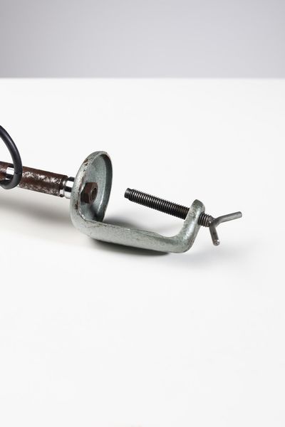 MANIFATTURA ITALIANA : Lampada da tavolo con morsetto  - Asta Asta 374 | DESIGN E ARTI DECORATIVE DEL NOVECENTO Virtuale - Associazione Nazionale - Case d'Asta italiane