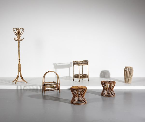 MANIFATTURA ITALIANA : Set composto da appendiabiti, coppia di sgabelli, portaombrelli, carrello porta bottiglie e portariviste  - Asta Asta 374 | DESIGN E ARTI DECORATIVE DEL NOVECENTO Virtuale - Associazione Nazionale - Case d'Asta italiane