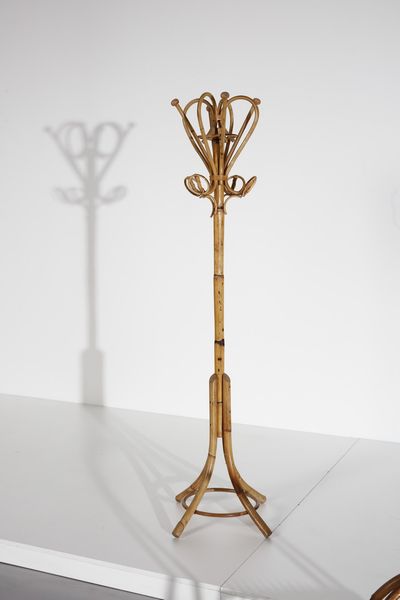 MANIFATTURA ITALIANA : Set composto da appendiabiti, coppia di sgabelli, portaombrelli, carrello porta bottiglie e portariviste  - Asta Asta 374 | DESIGN E ARTI DECORATIVE DEL NOVECENTO Virtuale - Associazione Nazionale - Case d'Asta italiane