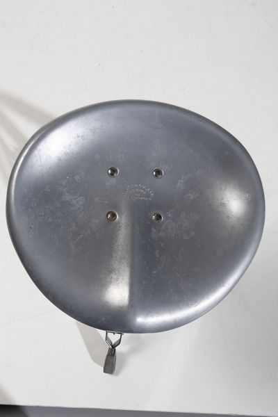 SASAMOTO YASU (n. 1952) : Sgabello girevole per Dulton co. LTD  - Asta Asta 374 | DESIGN E ARTI DECORATIVE DEL NOVECENTO Virtuale - Associazione Nazionale - Case d'Asta italiane