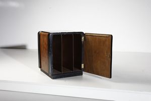 MANIFATTURA ITALIANA : Mobiletto per dischi in vinile  - Asta Asta 374 | DESIGN E ARTI DECORATIVE DEL NOVECENTO Virtuale - Associazione Nazionale - Case d'Asta italiane