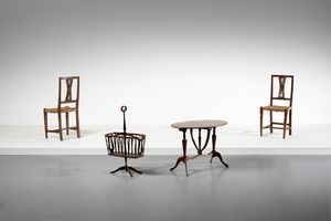 MANIFATTURA ITALIANA - Lotto composto da coppia di sedie, tavolino e portariviste