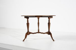 MANIFATTURA ITALIANA : Lotto composto da coppia di sedie, tavolino e portariviste  - Asta Asta 374 | DESIGN E ARTI DECORATIVE DEL NOVECENTO Virtuale - Associazione Nazionale - Case d'Asta italiane