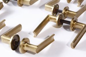 MANIFATTURA ITALIANA : Nove coppie di maniglie  - Asta Asta 374 | DESIGN E ARTI DECORATIVE DEL NOVECENTO Virtuale - Associazione Nazionale - Case d'Asta italiane