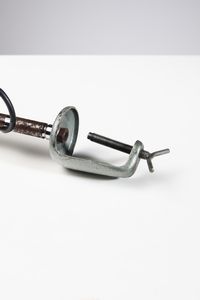 MANIFATTURA ITALIANA : Lampada da tavolo con morsetto  - Asta Asta 374 | DESIGN E ARTI DECORATIVE DEL NOVECENTO Virtuale - Associazione Nazionale - Case d'Asta italiane