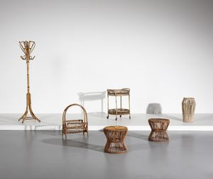 MANIFATTURA ITALIANA - Set composto da appendiabiti, coppia di sgabelli, portaombrelli, carrello porta bottiglie e portariviste