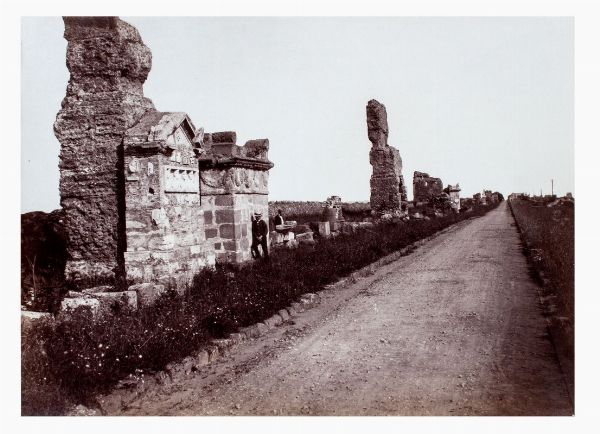 Raccolta di 35 grandi stampe all'albumina raffiguranti vedute di Roma, realizzate dal fotografo Tommaso Cuccioni.  - Asta 	Libri, autografi e manoscritti - Associazione Nazionale - Case d'Asta italiane