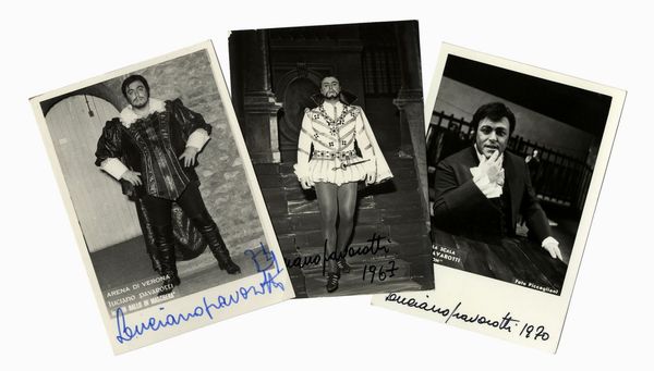 LUCIANO PAVAROTTI : Raccolta di 5 fotografie in b/n autografate di Luciano Pavarotti in abiti di scena.  - Asta 	Libri, autografi e manoscritti - Associazione Nazionale - Case d'Asta italiane