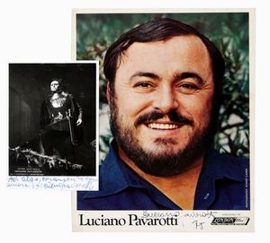 LUCIANO PAVAROTTI - Raccolta di 3 fotografie in bianco e nero autografate, insieme ad 1 brochure pubblicitaria con firma autografa.